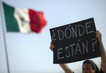 Familiares de personas desaparecidas ya no quieren mesas de trabajo; bloquean calle frente a Palacio